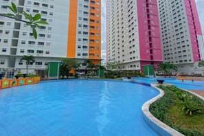 Outdoor pool - Best Homey And Strategic 2Br Apartment At Green Pramuka City (Jakarta)