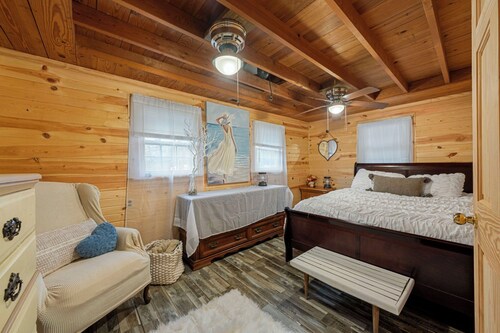 Cozy 1-bedroom cabin in perfect Hudson with cool AC