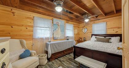 Cozy 1-bedroom cabin in perfect Hudson with cool AC