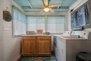 Interior - Cozy 1-bedroom cabin in perfect Hudson with cool AC (Hudson)