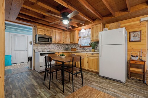 Cozy 1-bedroom cabin in perfect Hudson with cool AC