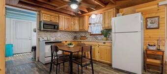 Cozy 1-bedroom cabin in perfect Hudson with cool AC