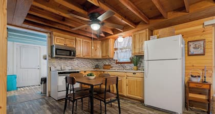 Cozy 1-bedroom cabin in perfect Hudson with cool AC