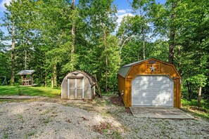 Exterior - Cozy 1-bedroom cabin in perfect Hudson with cool AC (Hudson)