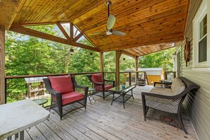 Terrace/patio - Cozy 1-bedroom cabin in perfect Hudson with cool AC (Hudson)