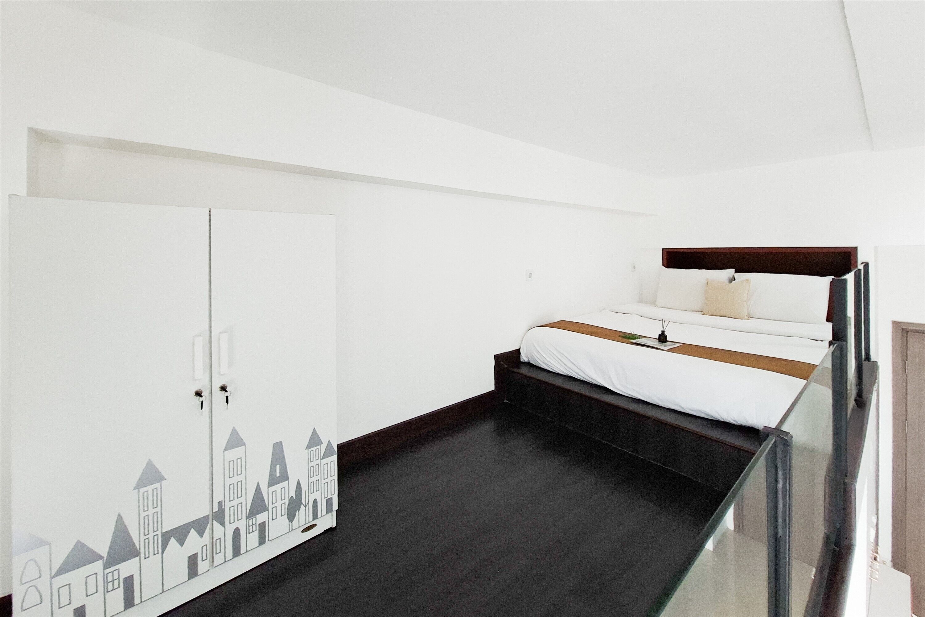 Un dormitorio con cama, armario y escalera.