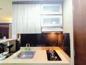 Interior - 4 Pax Warm Brown 2Br At Gateway Pasteur Apartment (Cimahi)