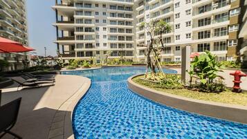 Una piscina al aire libre