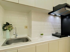 Private kitchen - Minimalist Studio Space At Transpark Cibubur Apartment (Bekasi)