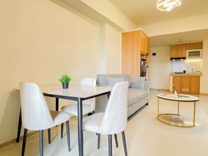 Dining room - Cozy Living 3Br Apartment At Meikarta (Cikarang)