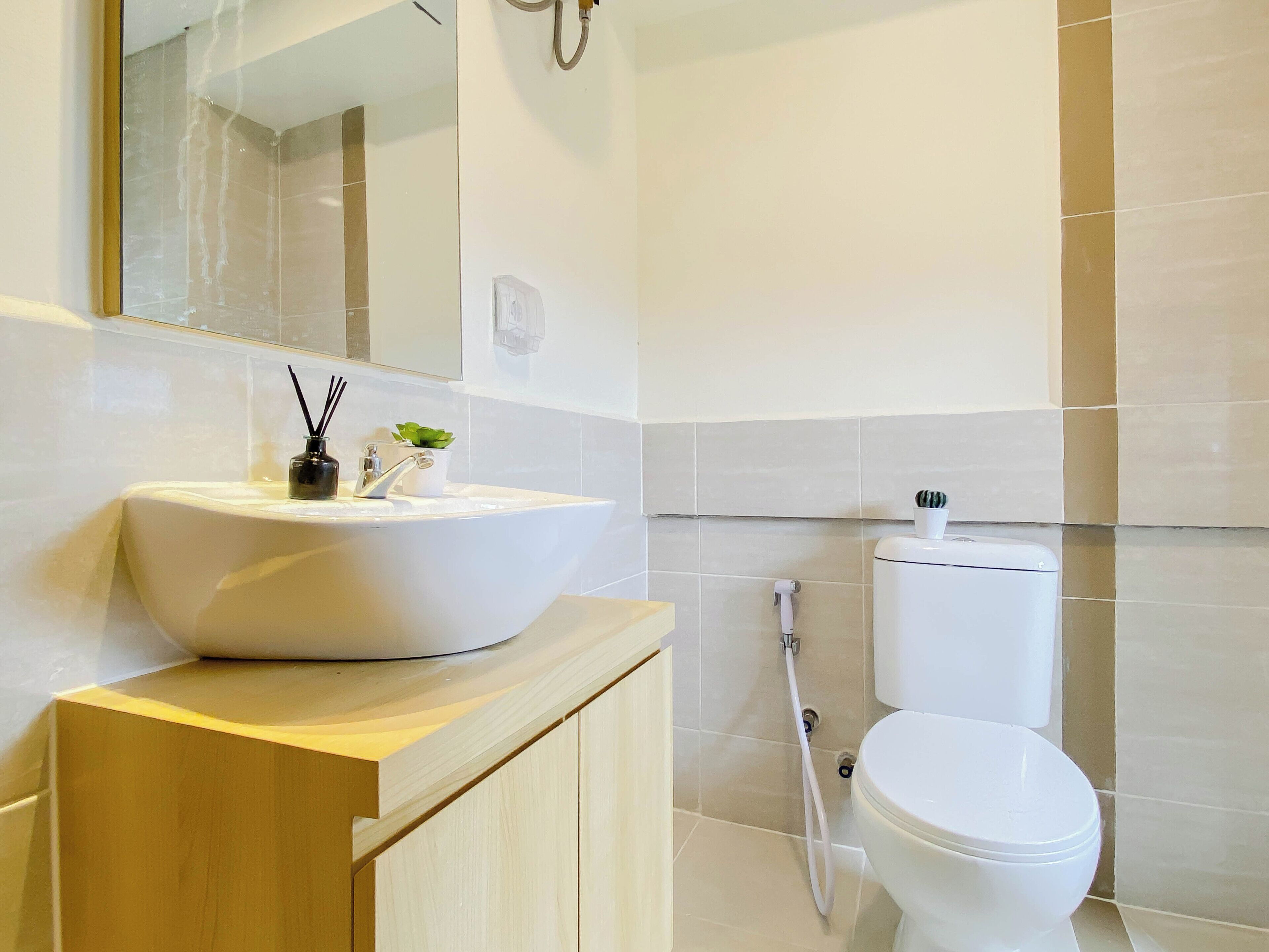 Ein modernes Badezimmer mit einem großen weißen Waschbecken, einer Toilette und einer Dusche.