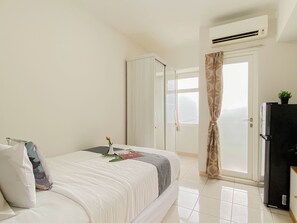 Room - Nice And Tidy Studio Room At Apartment Springlake Summarecon Bekasi (Bekasi)