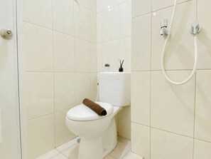 Bathroom - Nice And Tidy Studio Room At Apartment Springlake Summarecon Bekasi (Bekasi)