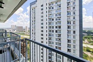 Standard Apartment | City view - Lavish White 1Br At Casa De Parco Apartment (Pagedangan)