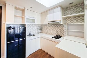 Private kitchen - Calm And Casual Living 1Br At Casa De Parco Apartment (Pagedangan)