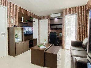 Standard Apartment | Living room - 6 Pax Serene 3Br At Bassura City Apartment (Jakarta)