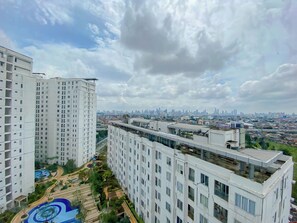 Standard Apartment | City view - 6 Pax Serene 3Br At Bassura City Apartment (Jakarta)