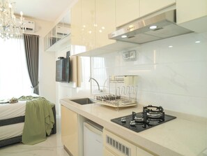 Private kitchen - Chic And Comfortable Studio Room At Apartment Sky House Bsd (Pagedangan)