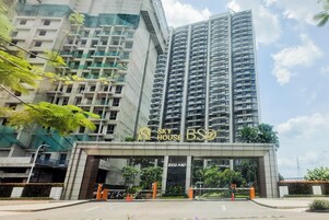 Um edifício alto com uma entrada imponente identificada por 'Sky House BSB' e 'RISLAND' na fachada.