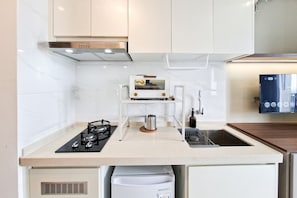Private kitchen - Neat And Warm Studio Space At Apartment Sky House Bsd (Pagedangan)