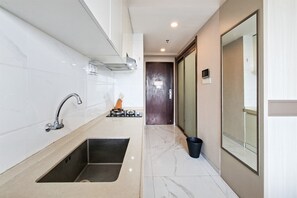 Private kitchen - Bright And Comfy Studio Apartment At Sky House Bsd (Pagedangan)