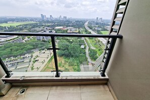 Standard Studio | Balcony - Bright And Comfy Studio Apartment At Sky House Bsd (Pagedangan)