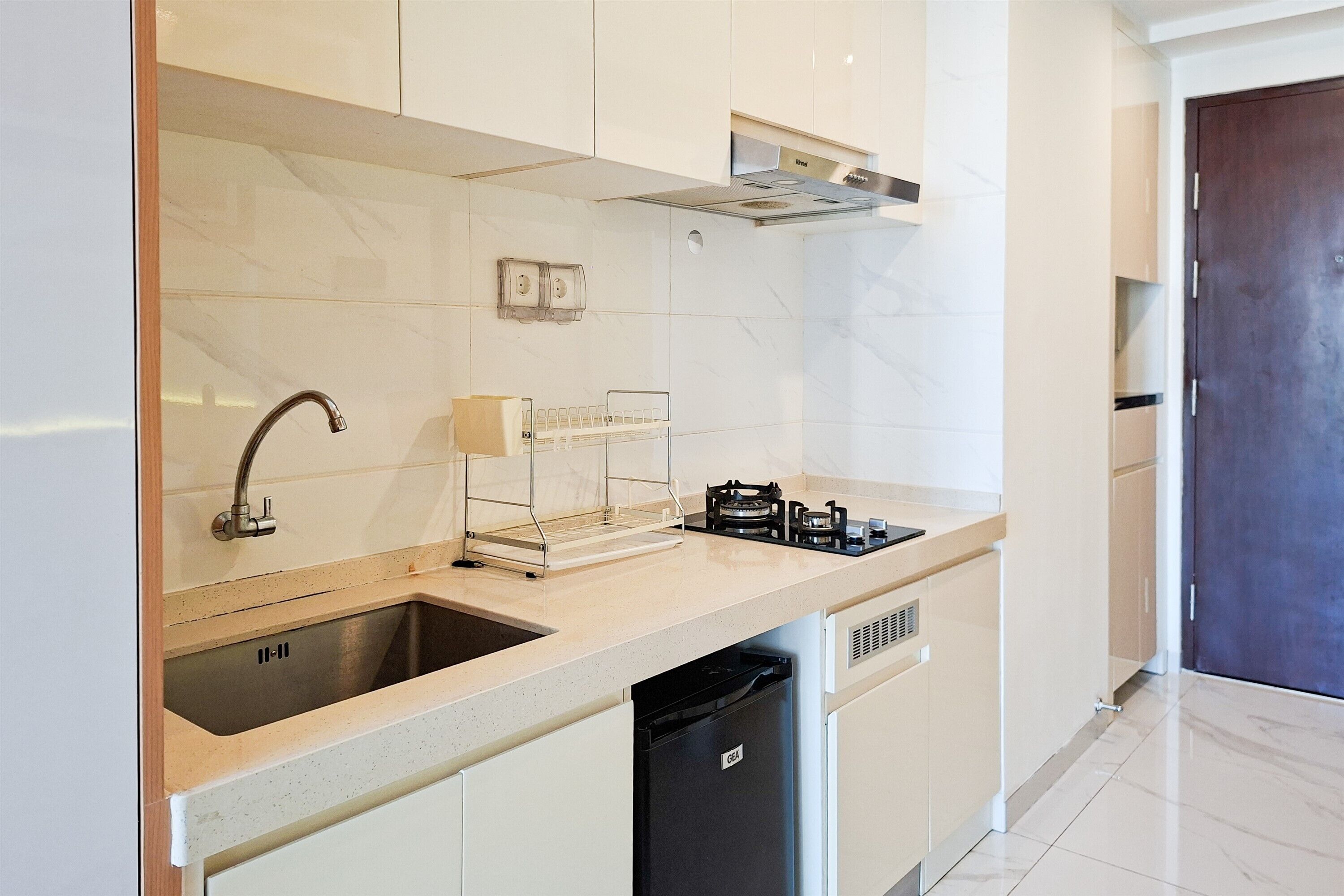 Una cucina moderna con lavello, fornelli e lavastoviglie.