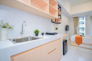 Standard Studio | Private kitchen | Electric kettle - Practical Studio Near Tokyo Hub At Tokyo Riverside Pik 2 Apartment (Teluknaga)