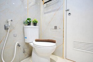 Standard Studio | Bathroom - Big Studio Apartment At Tokyo Riverside Pik 2 (Teluknaga)