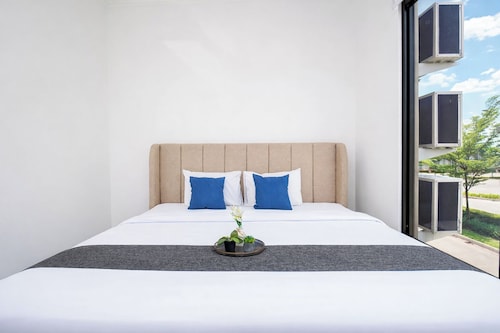 Homey And Modern 2Br At Apartment Green Royal Condo House