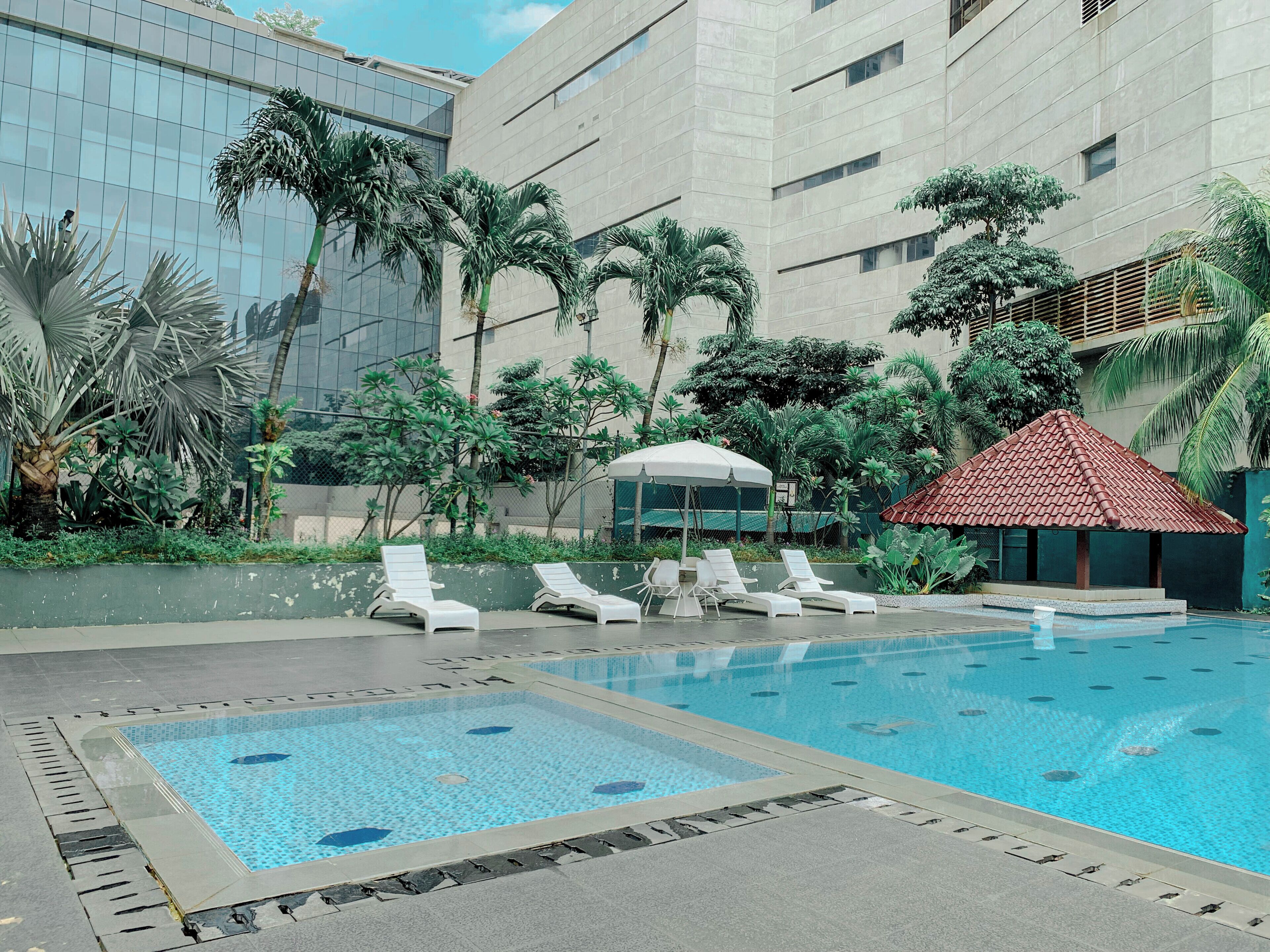 Una piscina al aire libre