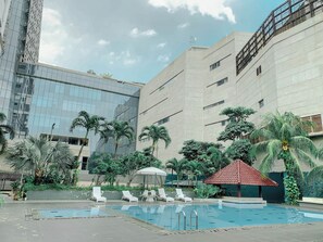 Una piscina al aire libre