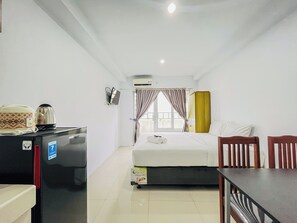 Standard Studio | Bed sheets - Functional And Cozy Studio At Skyview Medan Apartment (Medan)