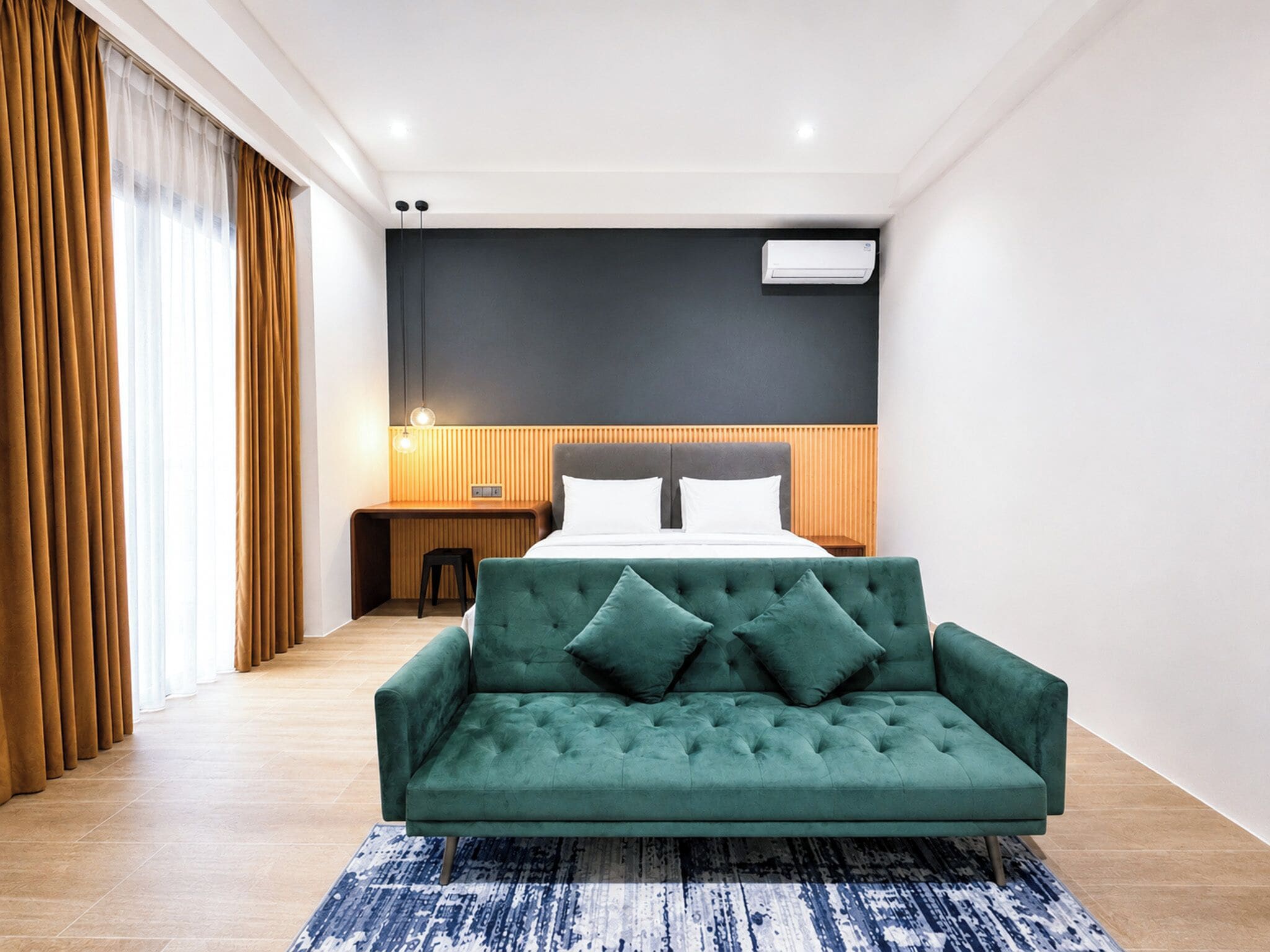 Villa estándar | Tabla de planchar con plancha y ropa de cama 