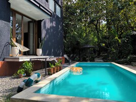 Una piscina al aire libre