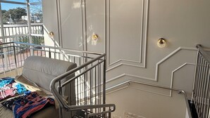 A room with a bed, a window, and a staircase. - Ravello Residential AP08 Foz do Iguaçu (Foz do Iguaçu)