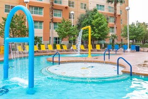 Utomhuspool och uppvärmd pool