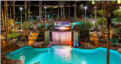 The Grandview at Las Vegas Huge 2 bedroom Desert Oasis