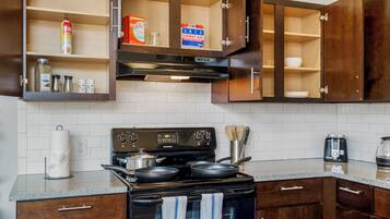 Apartment, Multiple Beds, Non Smoking, Kitchen | Private kitchen | Fridge, microwave, oven, stovetop