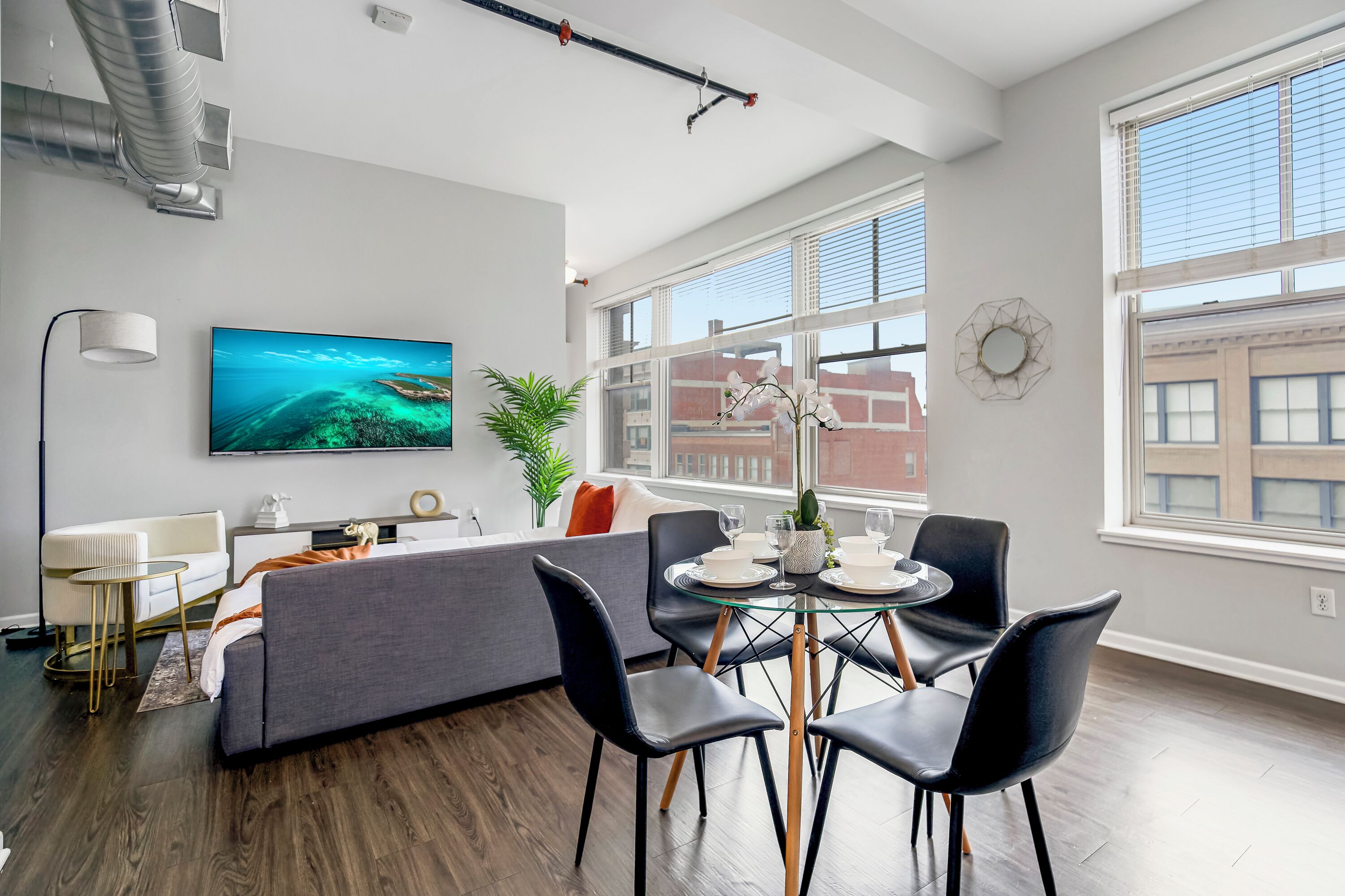 Apartment, 2 Bedrooms, Non Smoking, Kitchen | Living area | Computer monitors