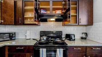 Apartment, 2 Bedrooms, Non Smoking, Kitchen | Private kitchen | Fridge, microwave, oven, stovetop