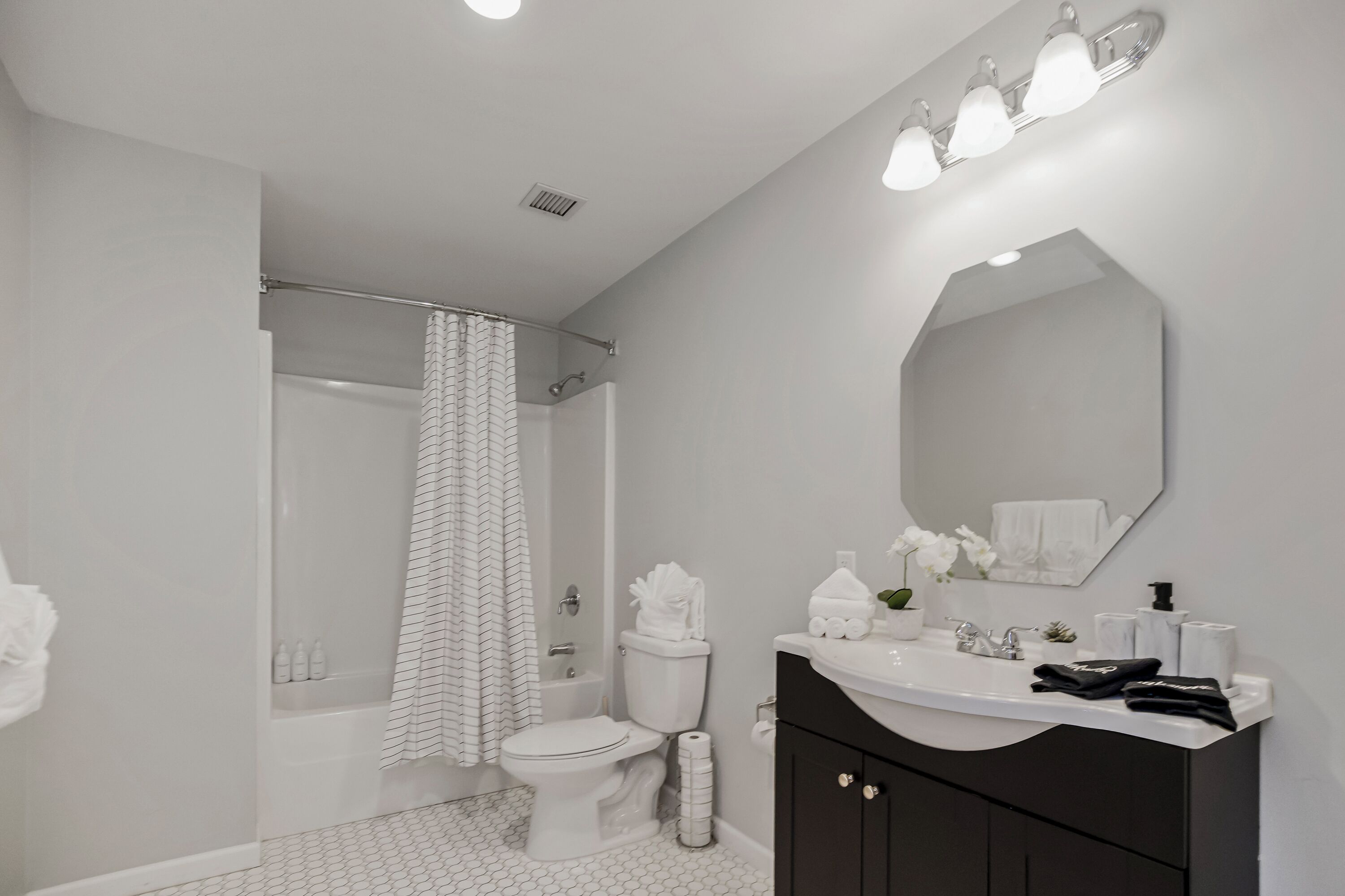 Apartment, 2 Bedrooms, Non Smoking, Kitchen | Bathroom | Hair dryer, towels, soap, shampoo