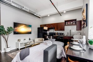 Room - Broadway - Enugula Estates (Kansas City)