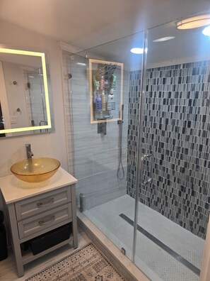 Shower, towels, soap, shampoo - In town home in North Wilkesboro. Close to everything. (North Wilkesboro)