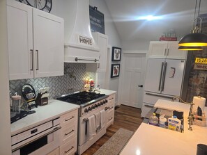 Private kitchen - In town home in North Wilkesboro. Close to everything. (North Wilkesboro)