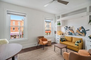 Living area - Entire home with 2-bedroom Private Suites - townhome in delightful Philadelphia (Philadelphia)