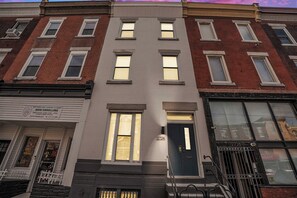 Exterior - Entire home with 2-bedroom Private Suites - townhome in delightful Philadelphia (Philadelphia)