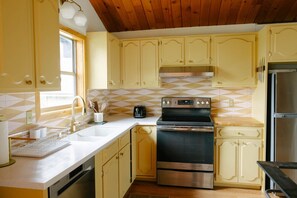 Private kitchen - Jewel in Crestline.  Modern, eclectic cabin in the woods.  Walk to Lake Gregory. (Crestline)