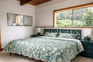 2 bedrooms, WiFi, bed sheets - Jewel in Crestline.  Modern, eclectic cabin in the woods.  Walk to Lake Gregory. (Crestline)