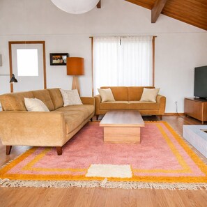 Smart TV - Jewel in Crestline.  Modern, eclectic cabin in the woods.  Walk to Lake Gregory. (Crestline)